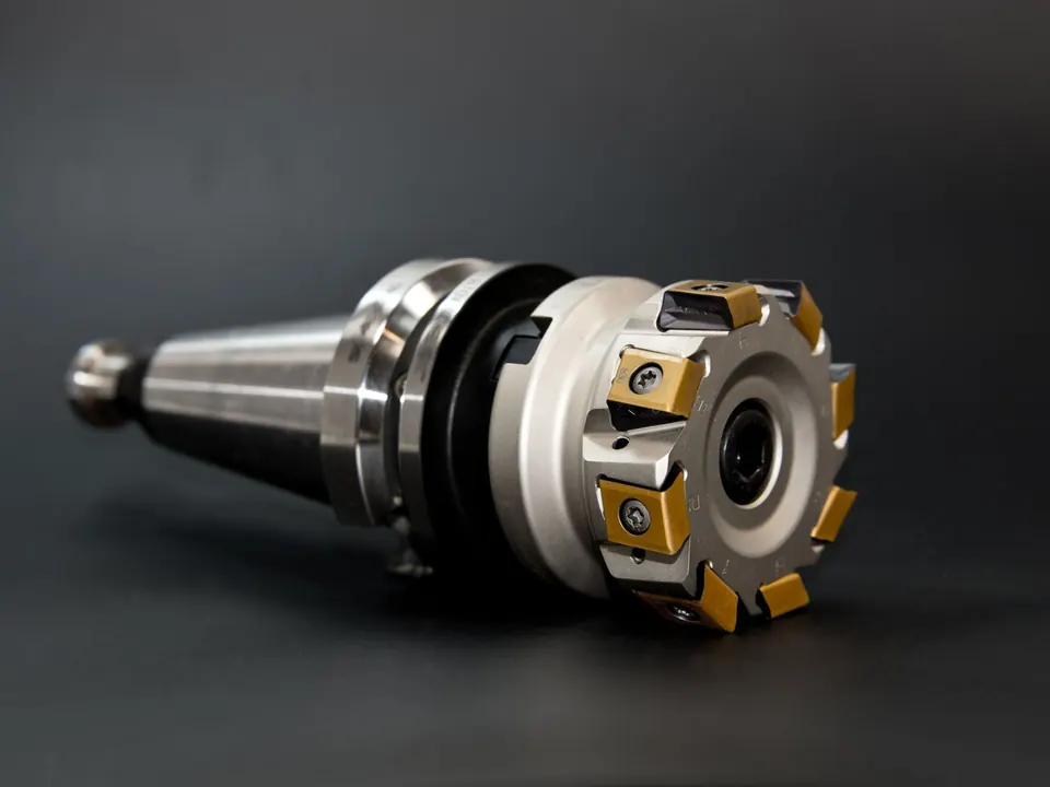 Indexable milling cutter with carbide inserts